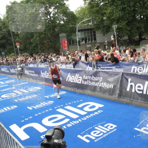 29.06.2025 - hella hamburg halbmarathon Michael Strokosch http://msf.ph/oto/8537293 29.06.2025 10:31:32 Ziel  meine-sportfotos.de