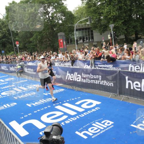 29.06.2025 - hella hamburg halbmarathon Michael Strokosch http://msf.ph/oto/8537309 29.06.2025 10:31:40 Ziel  meine-sportfotos.de