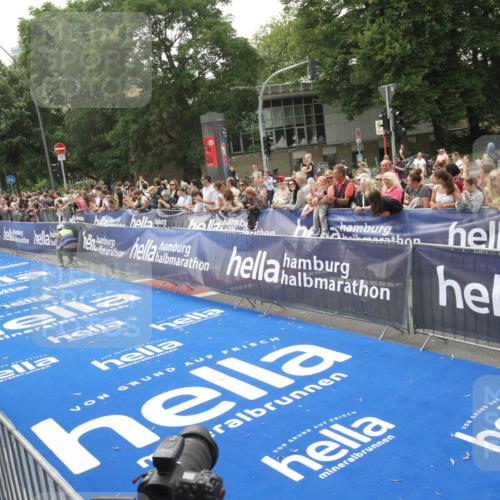 29.06.2025 - hella hamburg halbmarathon Michael Strokosch http://msf.ph/oto/8537317 29.06.2025 10:31:41 Ziel  meine-sportfotos.de