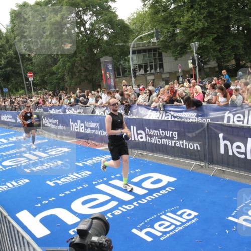 29.06.2025 - hella hamburg halbmarathon Michael Strokosch http://msf.ph/oto/8537344 29.06.2025 10:31:47 Ziel  meine-sportfotos.de