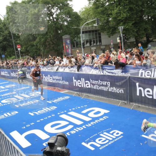 29.06.2025 - hella hamburg halbmarathon Michael Strokosch http://msf.ph/oto/8537348 29.06.2025 10:31:48 Ziel  meine-sportfotos.de