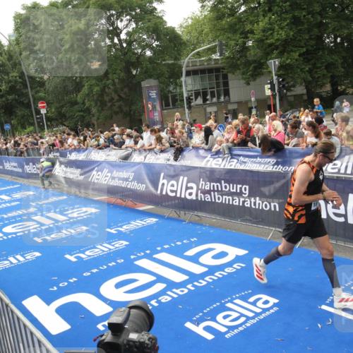 29.06.2025 - hella hamburg halbmarathon Michael Strokosch http://msf.ph/oto/8537356 29.06.2025 10:31:49 Ziel  meine-sportfotos.de