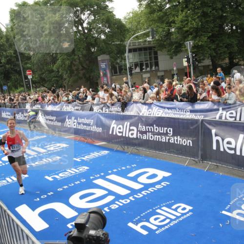 29.06.2025 - hella hamburg halbmarathon Michael Strokosch http://msf.ph/oto/8537358 29.06.2025 10:31:52 Ziel  meine-sportfotos.de