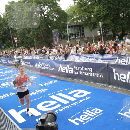 29.06.2025 - hella hamburg halbmarathon Michael Strokosch http://msf.ph/oto/8537360 29.06.2025 10:31:53 Ziel  meine-sportfotos.de