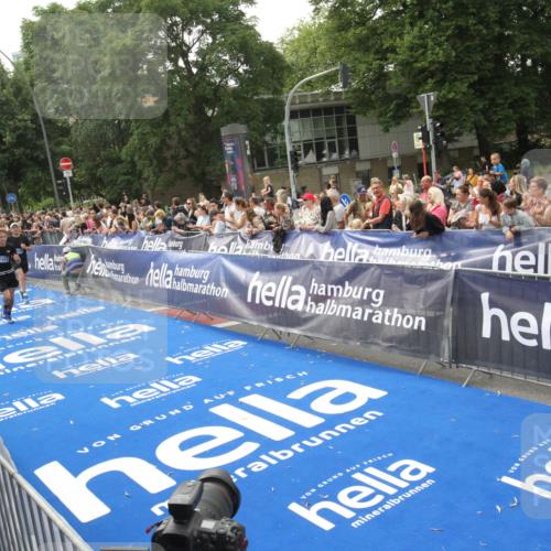 29.06.2025 - hella hamburg halbmarathon Michael Strokosch http://msf.ph/oto/8537374 29.06.2025 10:31:55 Ziel  meine-sportfotos.de