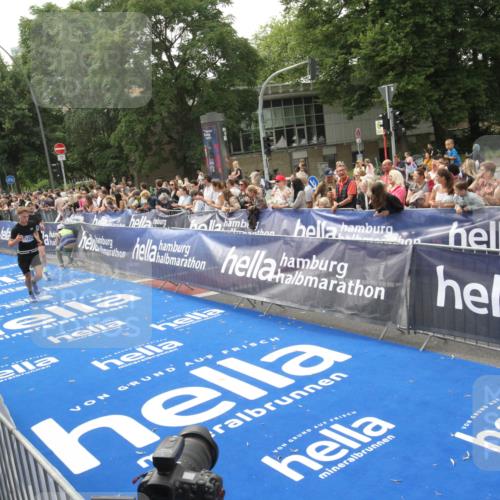 29.06.2025 - hella hamburg halbmarathon Michael Strokosch http://msf.ph/oto/8537376 29.06.2025 10:31:55 Ziel  meine-sportfotos.de