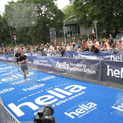 29.06.2025 - hella hamburg halbmarathon Michael Strokosch http://msf.ph/oto/8537380 29.06.2025 10:31:56 Ziel  meine-sportfotos.de