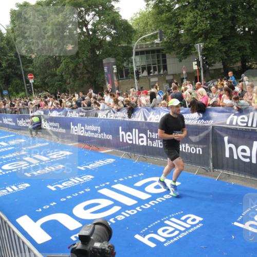 29.06.2025 - hella hamburg halbmarathon Michael Strokosch http://msf.ph/oto/8537390 29.06.2025 10:31:58 Ziel  meine-sportfotos.de