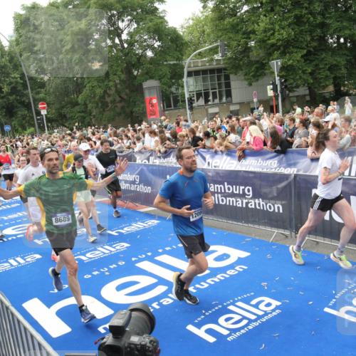 29.06.2025 - hella hamburg halbmarathon Michael Strokosch http://msf.ph/oto/8537394 29.06.2025 10:49:38 Ziel  meine-sportfotos.de