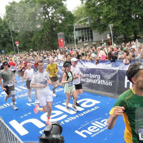 29.06.2025 - hella hamburg halbmarathon Michael Strokosch http://msf.ph/oto/8537398 29.06.2025 10:49:39 Ziel  meine-sportfotos.de