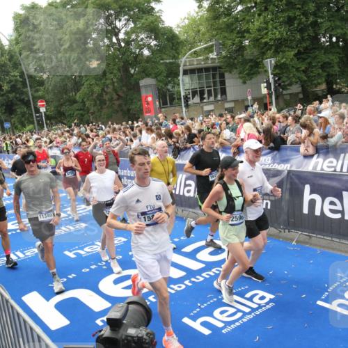29.06.2025 - hella hamburg halbmarathon Michael Strokosch http://msf.ph/oto/8537400 29.06.2025 10:49:39 Ziel  meine-sportfotos.de