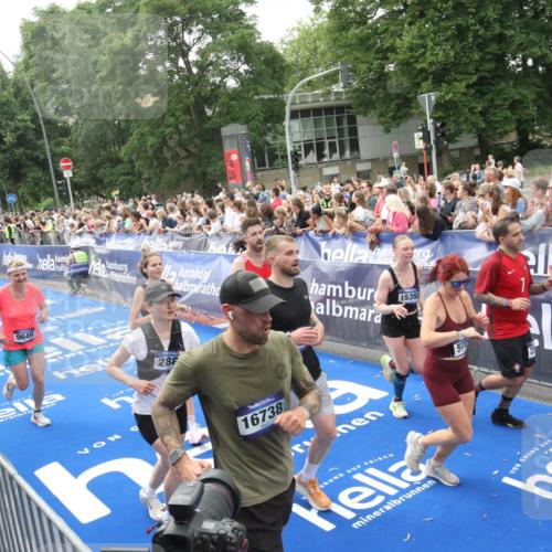 29.06.2025 - hella hamburg halbmarathon Michael Strokosch http://msf.ph/oto/8537405 29.06.2025 10:49:41 Ziel  meine-sportfotos.de
