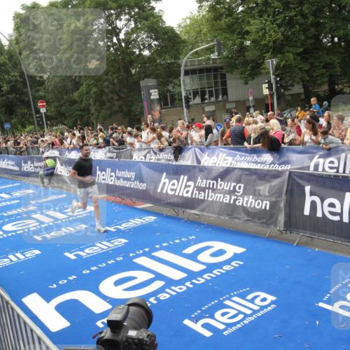 29.06.2025 - hella hamburg halbmarathon Michael Strokosch http://msf.ph/oto/8537406 29.06.2025 10:32:02 Ziel  meine-sportfotos.de