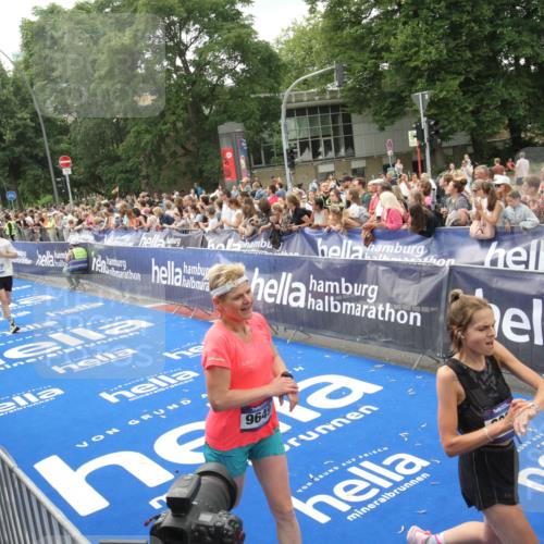 29.06.2025 - hella hamburg halbmarathon Michael Strokosch http://msf.ph/oto/8537409 29.06.2025 10:49:42 Ziel  meine-sportfotos.de