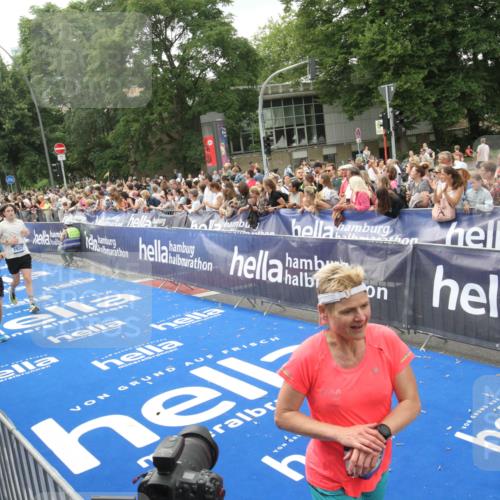 29.06.2025 - hella hamburg halbmarathon Michael Strokosch http://msf.ph/oto/8537410 29.06.2025 10:49:42 Ziel  meine-sportfotos.de