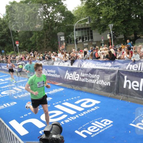 29.06.2025 - hella hamburg halbmarathon Michael Strokosch http://msf.ph/oto/8537419 29.06.2025 10:32:04 Ziel  meine-sportfotos.de