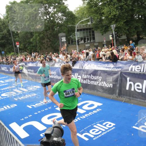 29.06.2025 - hella hamburg halbmarathon Michael Strokosch http://msf.ph/oto/8537420 29.06.2025 10:32:04 Ziel  meine-sportfotos.de