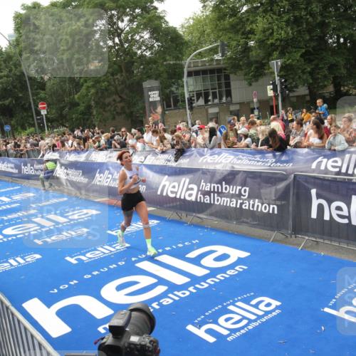 29.06.2025 - hella hamburg halbmarathon Michael Strokosch http://msf.ph/oto/8537427 29.06.2025 10:32:05 Ziel  meine-sportfotos.de