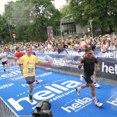 29.06.2025 - hella hamburg halbmarathon Michael Strokosch http://msf.ph/oto/8537428 29.06.2025 10:49:46 Ziel  meine-sportfotos.de
