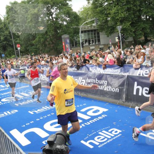 29.06.2025 - hella hamburg halbmarathon Michael Strokosch http://msf.ph/oto/8537430 29.06.2025 10:49:46 Ziel  meine-sportfotos.de