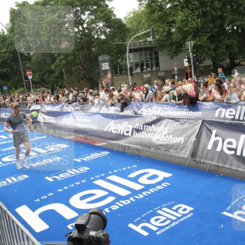 29.06.2025 - hella hamburg halbmarathon Michael Strokosch http://msf.ph/oto/8537433 29.06.2025 10:32:07 Ziel  meine-sportfotos.de