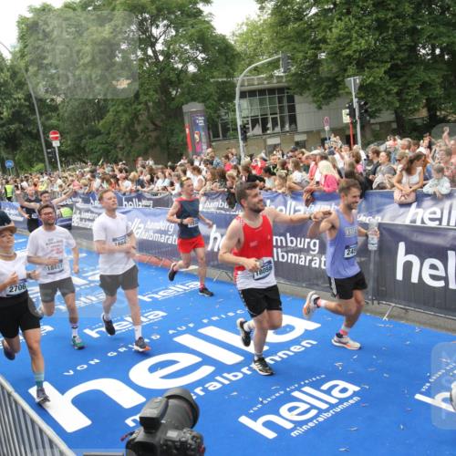 29.06.2025 - hella hamburg halbmarathon Michael Strokosch http://msf.ph/oto/8537436 29.06.2025 10:49:47 Ziel  meine-sportfotos.de