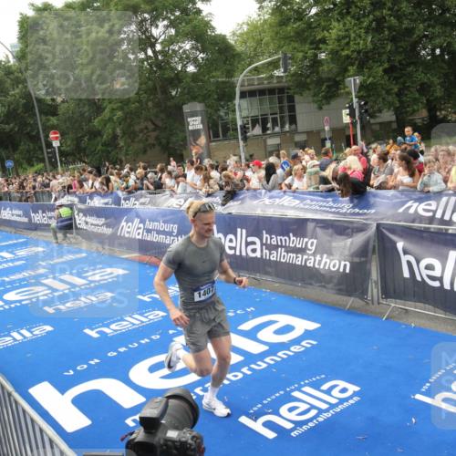 29.06.2025 - hella hamburg halbmarathon Michael Strokosch http://msf.ph/oto/8537439 29.06.2025 10:32:08 Ziel  meine-sportfotos.de