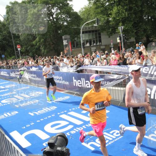 29.06.2025 - hella hamburg halbmarathon Michael Strokosch http://msf.ph/oto/8537453 29.06.2025 10:32:12 Ziel  meine-sportfotos.de