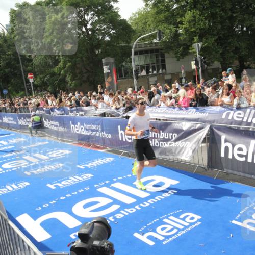 29.06.2025 - hella hamburg halbmarathon Michael Strokosch http://msf.ph/oto/8537458 29.06.2025 10:32:12 Ziel  meine-sportfotos.de
