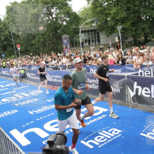 29.06.2025 - hella hamburg halbmarathon Michael Strokosch http://msf.ph/oto/8537459 29.06.2025 10:49:53 Ziel  meine-sportfotos.de