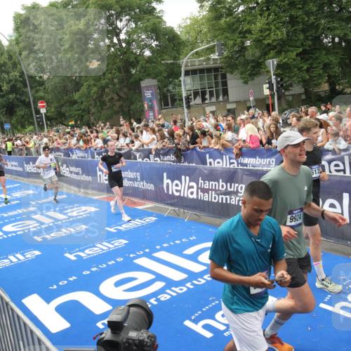 29.06.2025 - hella hamburg halbmarathon Michael Strokosch http://msf.ph/oto/8537462 29.06.2025 10:49:53 Ziel  meine-sportfotos.de