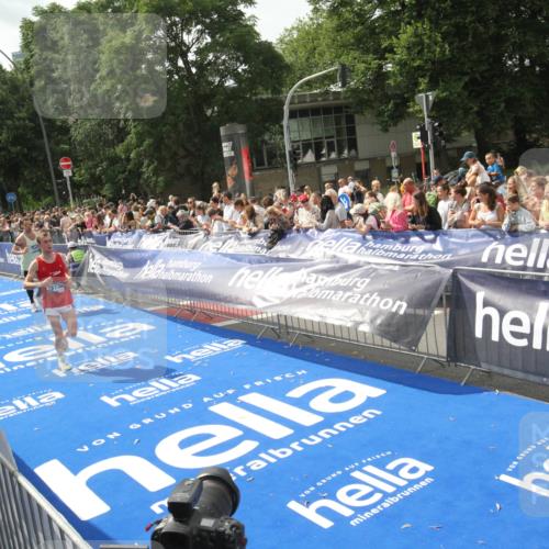 29.06.2025 - hella hamburg halbmarathon Michael Strokosch http://msf.ph/oto/8537463 29.06.2025 10:32:14 Ziel  meine-sportfotos.de