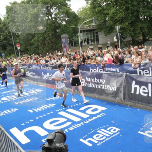 29.06.2025 - hella hamburg halbmarathon Michael Strokosch http://msf.ph/oto/8537468 29.06.2025 10:49:55 Ziel  meine-sportfotos.de