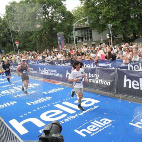 29.06.2025 - hella hamburg halbmarathon Michael Strokosch http://msf.ph/oto/8537470 29.06.2025 10:49:55 Ziel  meine-sportfotos.de