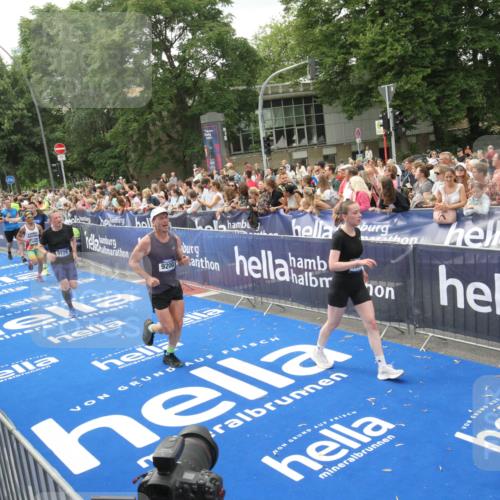 29.06.2025 - hella hamburg halbmarathon Michael Strokosch http://msf.ph/oto/8537474 29.06.2025 10:49:56 Ziel  meine-sportfotos.de