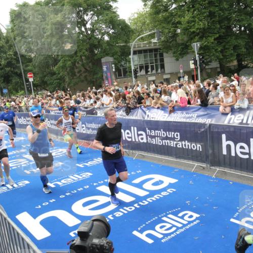 29.06.2025 - hella hamburg halbmarathon Michael Strokosch http://msf.ph/oto/8537482 29.06.2025 10:49:57 Ziel  meine-sportfotos.de