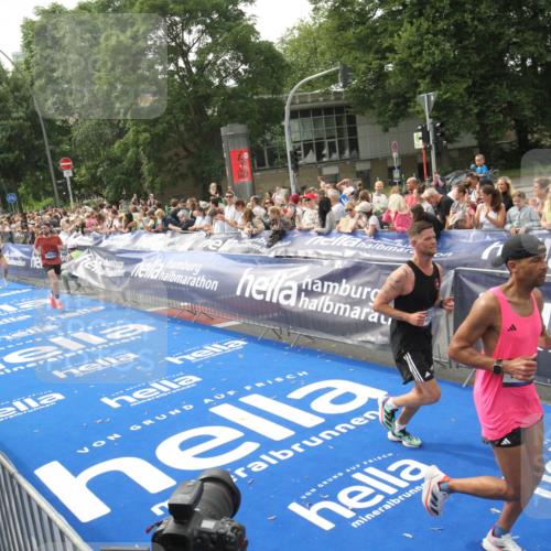 29.06.2025 - hella hamburg halbmarathon Michael Strokosch http://msf.ph/oto/8537489 29.06.2025 10:32:21 Ziel  meine-sportfotos.de