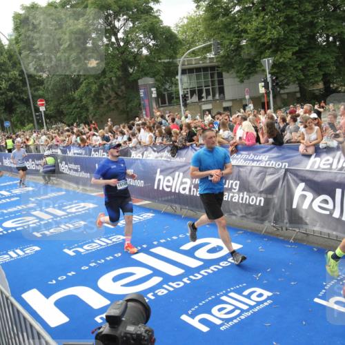29.06.2025 - hella hamburg halbmarathon Michael Strokosch http://msf.ph/oto/8537490 29.06.2025 10:49:59 Ziel  meine-sportfotos.de