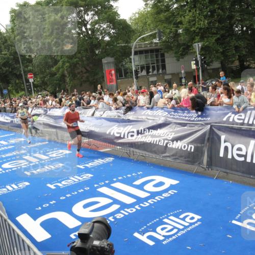 29.06.2025 - hella hamburg halbmarathon Michael Strokosch http://msf.ph/oto/8537491 29.06.2025 10:32:23 Ziel  meine-sportfotos.de