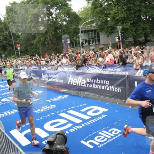 29.06.2025 - hella hamburg halbmarathon Michael Strokosch http://msf.ph/oto/8537496 29.06.2025 10:50:00 Ziel  meine-sportfotos.de