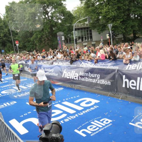 29.06.2025 - hella hamburg halbmarathon Michael Strokosch http://msf.ph/oto/8537498 29.06.2025 10:50:00 Ziel  meine-sportfotos.de