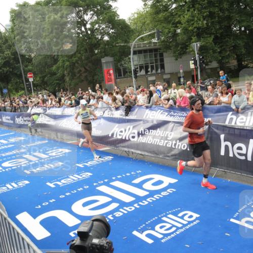 29.06.2025 - hella hamburg halbmarathon Michael Strokosch http://msf.ph/oto/8537499 29.06.2025 10:32:24 Ziel  meine-sportfotos.de