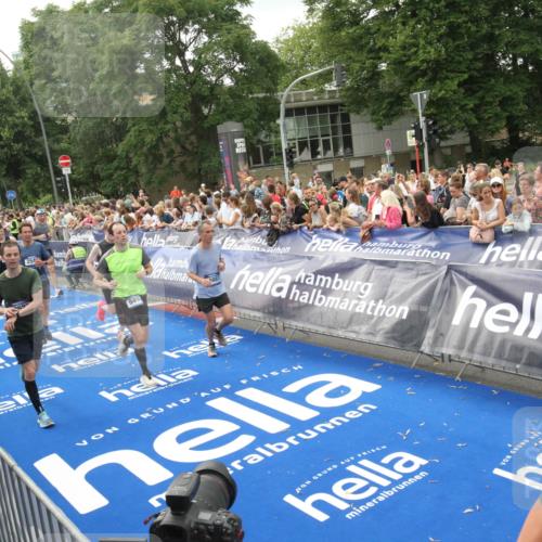 29.06.2025 - hella hamburg halbmarathon Michael Strokosch http://msf.ph/oto/8537502 29.06.2025 10:50:01 Ziel  meine-sportfotos.de