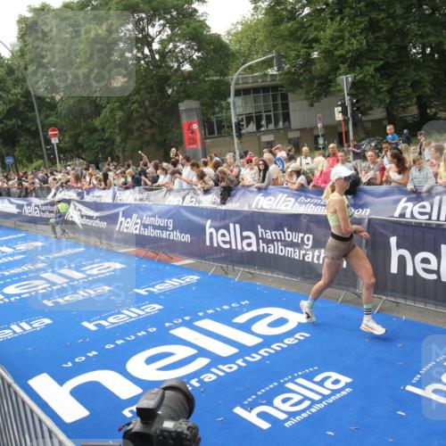 29.06.2025 - hella hamburg halbmarathon Michael Strokosch http://msf.ph/oto/8537503 29.06.2025 10:32:25 Ziel  meine-sportfotos.de
