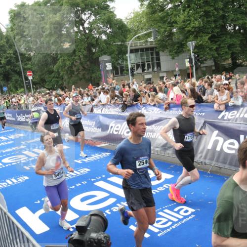 29.06.2025 - hella hamburg halbmarathon Michael Strokosch http://msf.ph/oto/8537506 29.06.2025 10:50:02 Ziel  meine-sportfotos.de