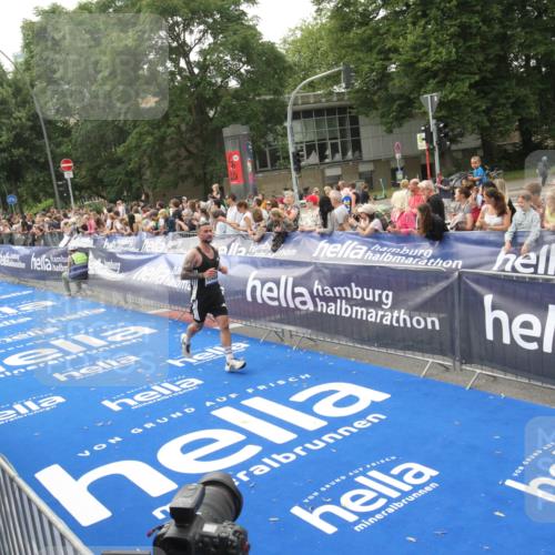 29.06.2025 - hella hamburg halbmarathon Michael Strokosch http://msf.ph/oto/8537507 29.06.2025 10:32:29 Ziel  meine-sportfotos.de