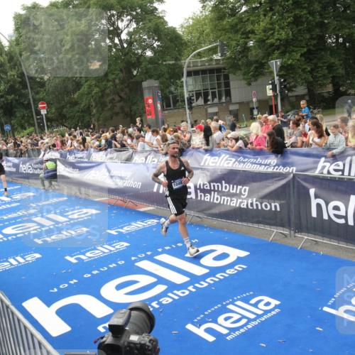 29.06.2025 - hella hamburg halbmarathon Michael Strokosch http://msf.ph/oto/8537509 29.06.2025 10:32:29 Ziel  meine-sportfotos.de