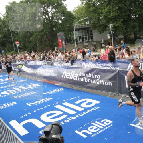 29.06.2025 - hella hamburg halbmarathon Michael Strokosch http://msf.ph/oto/8537512 29.06.2025 10:32:30 Ziel  meine-sportfotos.de