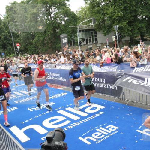 29.06.2025 - hella hamburg halbmarathon Michael Strokosch http://msf.ph/oto/8537521 29.06.2025 10:50:06 Ziel  meine-sportfotos.de