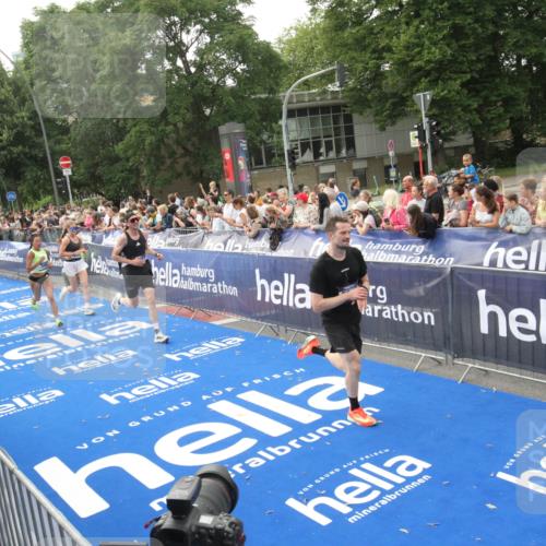 29.06.2025 - hella hamburg halbmarathon Michael Strokosch http://msf.ph/oto/8537522 29.06.2025 10:32:32 Ziel  meine-sportfotos.de